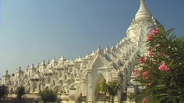 COSMOS GLOBAL: Burma (In the Land of the Pagodas)