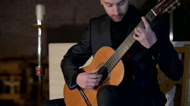 CASTELNUOVO-TEDESCO, M.: Guitar Sonata, Op. 77: III. Tempo di menuetto (Buono) (from Naxos 8.573362)